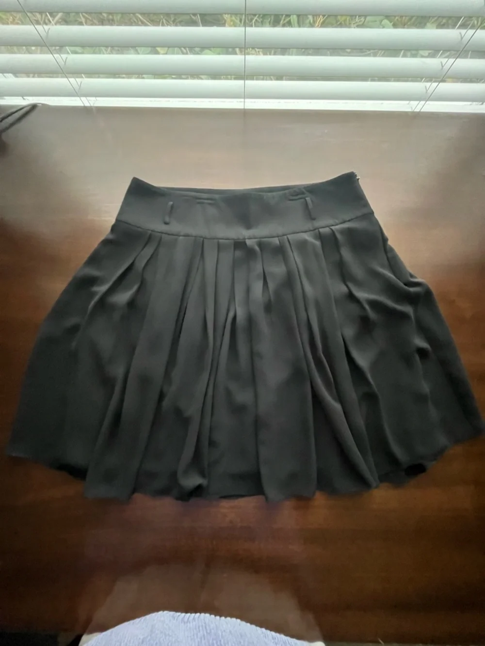 Vince Camuto Black Pleated Skirt Size 12 Flowy A-Line Mini Skirt Classic Chic
